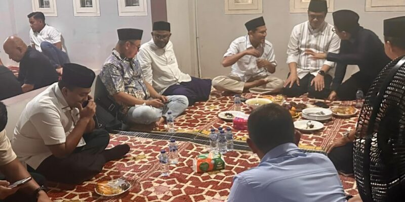 Asisten Pemerintahan, Keistimewaan Aceh dan Kesejahteraan Rakyat Sekda Aceh, Drs. Syakir, M.Si, menyampaikan sambutan Gubernur Aceh sekaligus membuka acara Musyawarah Besar (Mubes) Ikatan Pemuda Aceh Utara (IPAU) ke-XI yang dirangkaikan dengan peringatan Maulid Nabi Muhammad SAW 1448 H serta dialog pembangunan Aceh Utara, di Anjong Mon Mata, Banda Aceh, Jum'at (25/9/2026). Foto: Dok. Biro Adpim Setda Aceh