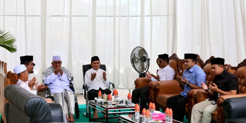 Wakil Gubernur Aceh, H. Fadhlullah, didampingi Kadisdik Dayah Aceh, Muhsin, S.Pd.I, M.Pd.I, Kadis Syariat Islam Aceh, Dr. Misran Fuadi, S.Ag, M.AP, dan Karo Adpim Setda Aceh, Akkar Arafat, S.STP, M.Si, menghadiri doa bersama Haul Almh. Ummi Hj. Ainal Mardhiah binti H. Ahmad (Ummi Arongan), di Kompleks Dayah Tauthiatuth Thullab, Gampong Arongan, Kec. Simpang Mamplam, Kab. Bireuen, Sabtu (26/9/2026). Foto: Dok. Biro Adpim Setda Aceh