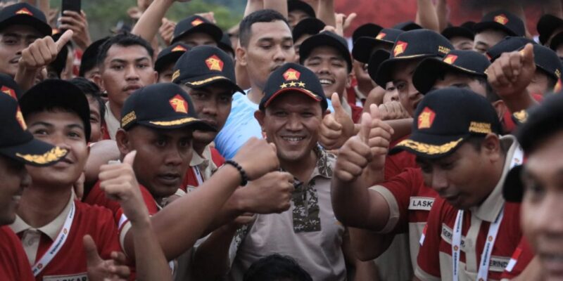 Wakil Gubernur Aceh, H. Fadhlullah, selaku Ketua Dewan Pimpinan Daerah (DPD) Partai Gerindra Aceh saat memberikan semangat kepada peserta pada Upacara Penutupan Kegiatan Pendidikan dan Pelatihan (Diklat) Laskar Gerindra Provinsi Aceh, di Lapangan Jantho Sport Center, Kab. Aceh Besar, Sabtu (26/9/2026). Foto: Dok. Biro Adpim Setda Aceh 