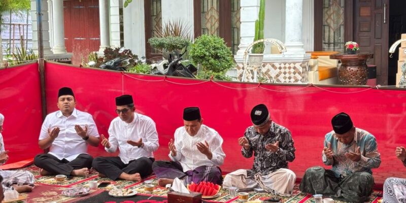 Wakil Gubernur Aceh, H. Fadhlullah, didampingi Kadisdik Dayah Aceh, Muhsin, S.Pd.I, M.Pd.I, dan Karo Adpim Setda Aceh, Akkar Arafat, S.STP, M.Si, saat melakukan takziah ke rumah duka Hj. Ramlah Binti Tgk. Hasan (Ibunda Tgk. H. Muharuddin, S.Sos, I, MM, /Ketua Komisi I DPRA) di Gampong Matang Panyang, Kec. Seunuddon, Kab. Aceh Utara, Minggu, (27/9/2026). Foto: Dok. Biro Adpim Setda Aceh 
