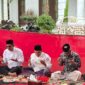Wakil Gubernur Aceh, H. Fadhlullah, didampingi Kadisdik Dayah Aceh, Muhsin, S.Pd.I, M.Pd.I, dan Karo Adpim Setda Aceh, Akkar Arafat, S.STP, M.Si, saat melakukan takziah ke rumah duka Hj. Ramlah Binti Tgk. Hasan (Ibunda Tgk. H. Muharuddin, S.Sos, I, MM, /Ketua Komisi I DPRA) di Gampong Matang Panyang, Kec. Seunuddon, Kab. Aceh Utara, Minggu, (27/9/2026). Foto: Dok. Biro Adpim Setda Aceh 