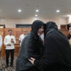 Wali Kota Banda Aceh Illiza Sa’aduddin Djamal bersalaman dan bersilaturahmi dengan jamaah perempuan dalam kegiatan Ceramah Maulid Umum khusus perempuan di Amel Convention Hall, kawasan Pango, Banda Aceh, Rabu (23/9/2026). Foto: Dok. Prokopim Kota Banda Aceh