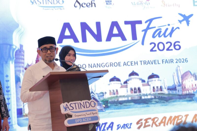 Sekda Kota Banda Aceh Jalaluddin membuka ASTINDO Nanggroe Aceh Travel Fair (ANAT Fair) 2026 di Suzuya Mall Banda Aceh, Jumat (25/9/2026). Foto: Dok. Prokopim Kota Banda Aceh