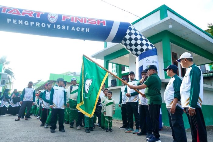 Asisten I Sekdakab Aceh Besar Farhan AP melepas peserta jalan santai Milad ke-17 Ma’had Daarut Tahfizh Al Ikhlas di Komplek Vila Buana, Darul Imarah, Minggu (27/9/2026). Foto: Dok. MC Aceh Besar