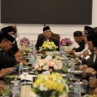 Wali Nanggroe Aceh Paduka Yang Mulia Teungku Malik Mahmud Al-Haythar bersama sejumlah tokoh dan jajaran Lembaga Wali Nanggroe dalam jamuan makan bersama di Meuligoe Wali Nanggroe Aceh, Rabu (30/9/2026). Foto: Dok. Istimewa 