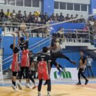 Pemain Volly Pidie berhasil menyemes dan blok pemain Aceh Utara pada pertandingan perdana Pra PORA di GOR ILC Jantho, Aceh Besar, Senin (8/9/2026) (Foto. Amir Sagita.NOA.co.id).
