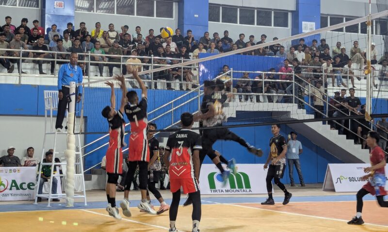Pemain Volly Pidie berhasil menyemes dan blok pemain Aceh Utara pada pertandingan perdana Pra PORA di GOR ILC Jantho, Aceh Besar, Senin (8/9/2026) (Foto. Amir Sagita.NOA.co.id).