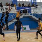 Pemain Volly Pra PORA Pidie berusaha memblok smes pemain Aceh Tengah pada pertandingan kedua di GOR Kota Jantho Aceh Besar, Selasa (8/9/2026) (Foto. Amir Sagita).