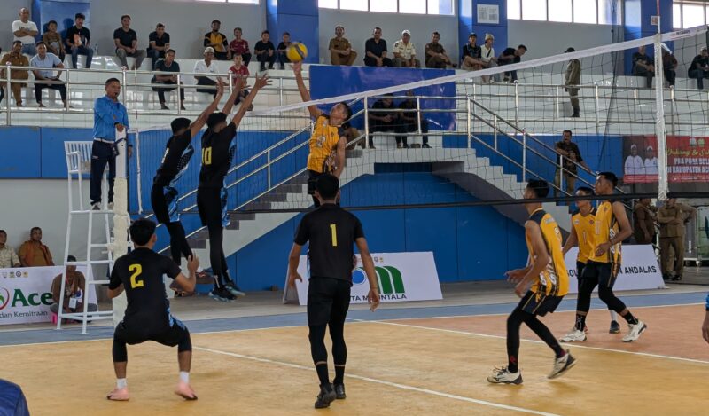 Pemain Volly Pra PORA Pidie berusaha memblok smes pemain Aceh Tengah pada pertandingan kedua di GOR Kota Jantho Aceh Besar, Selasa (8/9/2026) (Foto. Amir Sagita).
