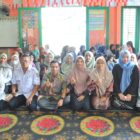 Ketua Komisi IV DPRK Banda Aceh Farid Nyak Umar foto bersama usai menghadiri kegiatan sosialisasi gizi di salah satu gampong di Kota Banda Aceh, Rabu (16/9/2026). Foto: Dok. DPRK Banda Aceh
