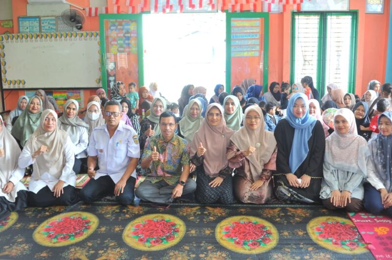 Ketua Komisi IV DPRK Banda Aceh Farid Nyak Umar foto bersama usai menghadiri kegiatan sosialisasi gizi di salah satu gampong di Kota Banda Aceh, Rabu (16/9/2026). Foto: Dok. DPRK Banda Aceh