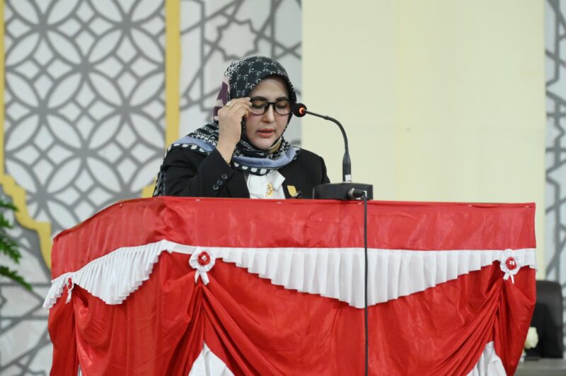 Juru bicara Fraksi NasDem DPRK Banda Aceh, Hj. Efiaty Z, A.Md., saat menyampaikan pandangan fraksi terhadap Rancangan Qanun Perubahan APBK Banda Aceh Tahun Anggaran 2026 dalam rapat paripurna, Selasa (15/9/2026). Foto: Dok. DPRK Banda Aceh