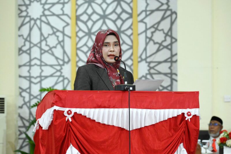 Wakil Ketua Fraksi PKS DPRK Banda Aceh, Devi Yunita, S.T., saat membacakan pandangan umum fraksi terhadap Rancangan Qanun Perubahan APBK Banda Aceh Tahun Anggaran 2026 dalam rapat paripurna, Selasa (15/9/2026). Foto: Dok. DPRK Banda Aceh