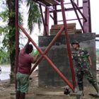 Personel TNI, karyawan sipil, dan masyarakat mengerjakan pembangunan Jembatan Gantung Desa Serasah, Kecamatan Simpang Kanan, Aceh Singkil, yang hingga Senin (14/9/2026) telah mencapai progres 44,35 persen. Foto: Dok. Istimewa