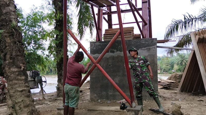 Personel TNI, karyawan sipil, dan masyarakat mengerjakan pembangunan Jembatan Gantung Desa Serasah, Kecamatan Simpang Kanan, Aceh Singkil, yang hingga Senin (14/9/2026) telah mencapai progres 44,35 persen. Foto: Dok. Istimewa 