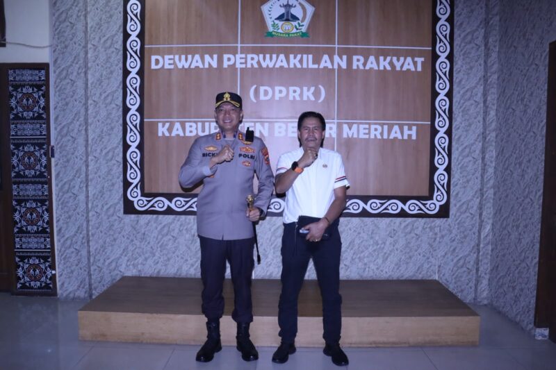 Kapolres Bener Meriah AKBP Ricky Nugraha melakukan silaturahmi dengan Ketua DPRK Bener Meriah M. Saleh di kantor DPRK Bener Meriah, Senin (28/9/2026). Foto: Dok. Istimewa 