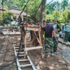 Personel Satgas Jembatan Gantung Perintis Kodim 0108/Agara bersama masyarakat melakukan pengencangan sling bagian bawah jembatan di Desa Lawe Ger Ger, Aceh Tenggara, Jumat (11/9/2026). Foto: Dok. Istimewa