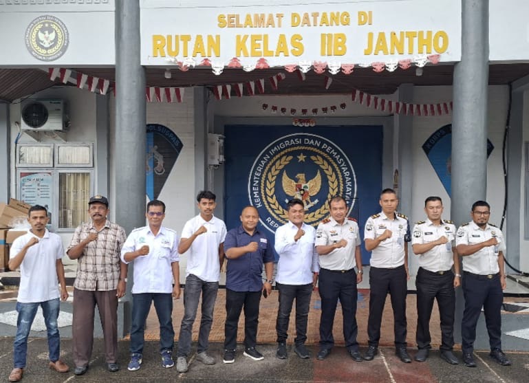 Ketua SMSI Aceh Besar Zulfikar, S.Pd., bersama jajaran pengurus saat melakukan audiensi dengan Kepala Rutan Kelas IIB Jantho Hery Anggara, A.Md.IP., S.H., M.Si., Rabu (16/9/2026). Foto: Dok. SMSI Aceh Besar