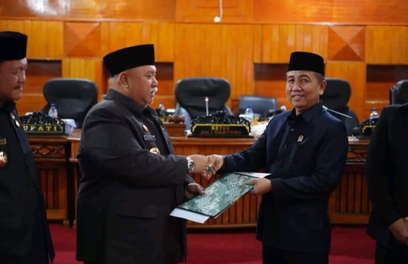 Bupati Bengkulu Selatan H. Rifai Tajudin berjabat tangan dengan pimpinan DPRD saat penyerahan dokumen Raperda Perubahan APBD Tahun Anggaran 2026 dalam Rapat Paripurna DPRD Bengkulu Selatan, Selasa (15/9/2026). Foto: Dok. Istimewa 