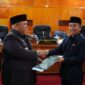 Bupati Bengkulu Selatan H. Rifai Tajudin berjabat tangan dengan pimpinan DPRD saat penyerahan dokumen Raperda Perubahan APBD Tahun Anggaran 2026 dalam Rapat Paripurna DPRD Bengkulu Selatan, Selasa (15/9/2026). Foto: Dok. Istimewa 