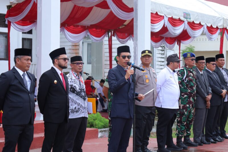 Bupati Aceh Barat Tarmizi, S.P., M.M., memimpin upacara peringatan Hari Pendidikan Daerah (Hardikda) ke-67 di halaman Kantor Dinas Pendidikan dan Kebudayaan Aceh Barat, Senin (14/9/2026). Foto: Dok. Istimewa 