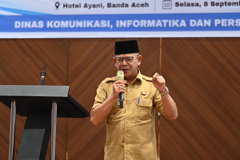 Asisten Administrasi Umum Sekretariat Daerah Aceh Dr. A. Murtala menyampaikan sambutan pada kegiatan Penyampaian Hasil Monev Pelayanan Informasi Publik Pemerintah Aceh Tahun 2026 di Banda Aceh, Selasa (8/9/2026). Foto: Dok. Istimewa 
