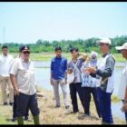 Bupati TRK Memastikan Lansung Sikon Petani Ditengah Kadis Pertanian saat menerangkan Prospek akhir Kepada petani sebagai amanah alat pertanian yang diserahkan Bupati Nagan Raya, Sabtu (5/9/2026). Foto: Dok. Istimewa