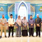 Ketua Kafilah Aceh yang juga Kepala Dinas Syariat Islam Aceh, Dr. Misran Fuadi, S.Ag., M.AP., foto bersama peserta dan official Kafilah Aceh pada pelaksanaan MTQ Nasional XXXI Tahun 2026 di Kota Semarang, Minggu (13/9/2026). Foto: Dok. Istimewa