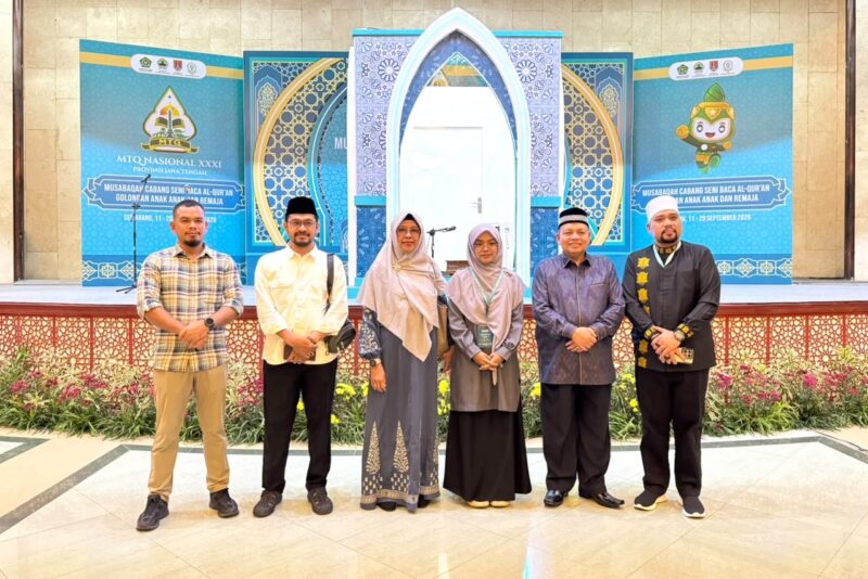 Ketua Kafilah Aceh yang juga Kepala Dinas Syariat Islam Aceh, Dr. Misran Fuadi, S.Ag., M.AP., foto bersama peserta dan official Kafilah Aceh pada pelaksanaan MTQ Nasional XXXI Tahun 2026 di Kota Semarang, Minggu (13/9/2026). Foto: Dok. Istimewa 