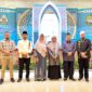Ketua Kafilah Aceh yang juga Kepala Dinas Syariat Islam Aceh, Dr. Misran Fuadi, S.Ag., M.AP., foto bersama peserta dan official Kafilah Aceh pada pelaksanaan MTQ Nasional XXXI Tahun 2026 di Kota Semarang, Minggu (13/9/2026). Foto: Dok. Istimewa 