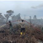 Tim gabungan TNI, Polri, BPBD Aceh Selatan, TNGL, pemerintah kecamatan dan masyarakat melakukan penyisiran serta pendinginan di lokasi Karhutla Gampong Drien, Kecamatan Bakongan, Aceh Selatan, Senin (31/8/2026). Foto: Dok. Istimewa 
