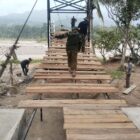 Babinsa, teknisi, dan masyarakat bergotong royong memasang papan lantai Jembatan Gantung Perintis di Desa Lawe Ger Ger, Kecamatan Ketambe, Kabupaten Aceh Tenggara, Kamis (17/9/2026). Foto: Dok. Istimewa