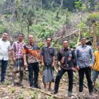 Kepala Dinas Pertanian Nagan Raya Marzuki foto bersama usai meninjau kondisi harga minyak nilam dan berdialog dengan salah seorang pengepul di Kecamatan Beutong, Jumat (4/9/2026). Foto: Dok. Istimewa 
