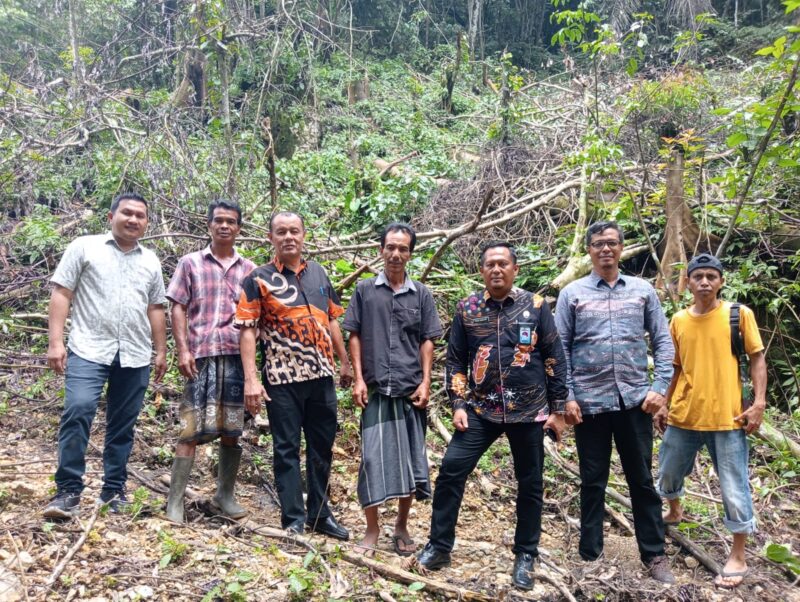 Kepala Dinas Pertanian Nagan Raya Marzuki foto bersama usai meninjau kondisi harga minyak nilam dan berdialog dengan salah seorang pengepul di Kecamatan Beutong, Jumat (4/9/2026). Foto: Dok. Istimewa 