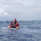 Tim SAR melakukan pencarian nelayan hilang di perairan Aceh Jaya hingga lebih dari 16 mil laut, Jumat (18/9/2026). Foto: Screenshot video Plt Kalak BPBK Aceh Jaya