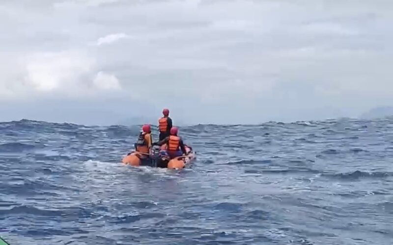 Tim SAR melakukan pencarian nelayan hilang di perairan Aceh Jaya hingga lebih dari 16 mil laut, Jumat (18/9/2026). Foto: Screenshot video Plt Kalak BPBK Aceh Jaya