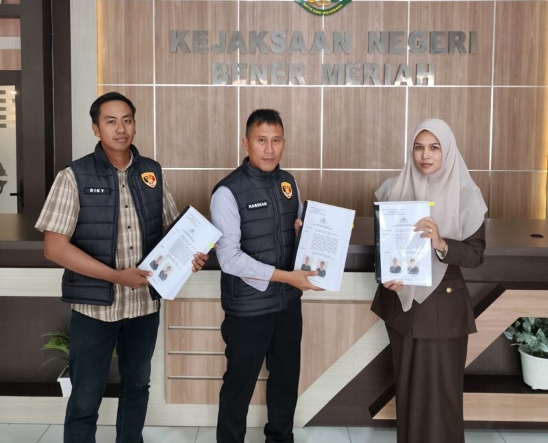 Penyidik Unit IV PPA Satreskrim Polres Bener Meriah menyerahkan berkas perkara tahap I kasus kekerasan terhadap anak kepada Kejaksaan Negeri Bener Meriah, Rabu (2/9/2026). Foto: Dok. Istimewa 