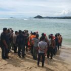 Tim gabungan bersama masyarakat berada di pesisir Lhok Geulumpang, Kecamatan Setia Bakti, Aceh Jaya, dalam proses pencarian korban hilang saat memancing. Kedua Korban telah ditemukan, Rabu (2/9/2026). Foto: Dok. Istimewa.