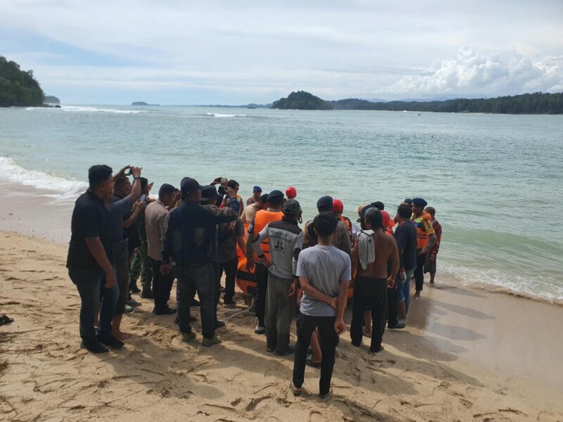 Tim gabungan bersama masyarakat berada di pesisir Lhok Geulumpang, Kecamatan Setia Bakti, Aceh Jaya, dalam proses pencarian korban hilang saat memancing. Kedua Korban telah ditemukan, Rabu (2/9/2026). Foto: Dok. Istimewa.