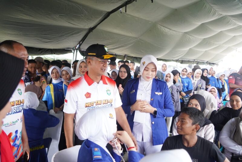 Pangdam IM Mayjen TNI Joko Hadi Susilo berinteraksi dengan peserta dan masyarakat dalam rangkaian kegiatan HUT ke-81 TNI, Minggu (20/9/2026). Foto: Dok. Istimewa 