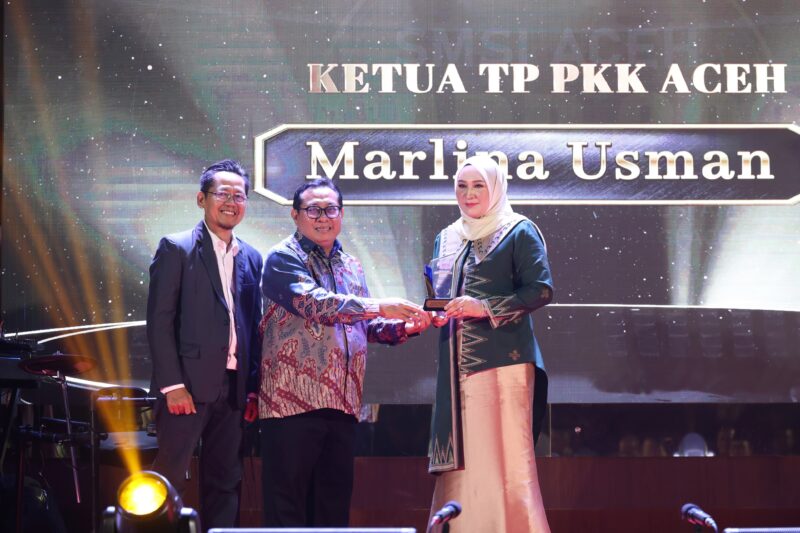 Ketua SMSI Aceh Aldin Nl menyerahkan penghargaan kepada salah satu penerima SMSI Aceh Award 2026 dalam Malam Anugerah SMSI Aceh di Banda Aceh, Sabtu (5/9/2026). Foto: Dok. Istimewa 