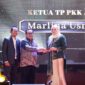Ketua SMSI Aceh Aldin Nl menyerahkan penghargaan kepada salah satu penerima SMSI Aceh Award 2026 dalam Malam Anugerah SMSI Aceh di Banda Aceh, Sabtu (5/9/2026). Foto: Dok. Istimewa 