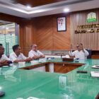 Plt. Sekda Aceh Taufik menerima audiensi Forum Pimpinan Redaksi Multimedia Indonesia (FPRMI) wilayah Aceh di Ruang Rapat Plt. Sekda Aceh, Rabu (2/9/2026). Foto: Dok. Biro Adpim Setda Aceh 