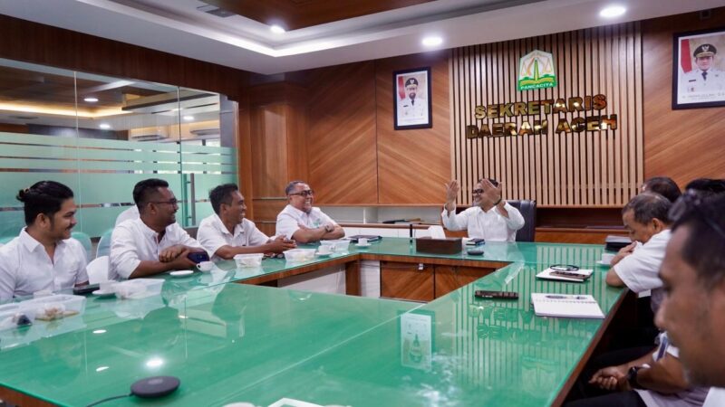 Plt. Sekda Aceh Taufik menerima audiensi Forum Pimpinan Redaksi Multimedia Indonesia (FPRMI) wilayah Aceh di Ruang Rapat Plt. Sekda Aceh, Rabu (2/9/2026). Foto: Dok. Biro Adpim Setda Aceh 