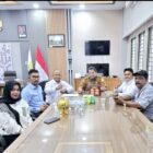 Sekda Aceh Besar Bahrul Jamil, S.Sos., M.Si., menerima audiensi pengurus SMSI Aceh Besar di ruang kerjanya, Kota Jantho, Selasa (15/9/2026). Foto: Dok. SMSI Aceh Besar