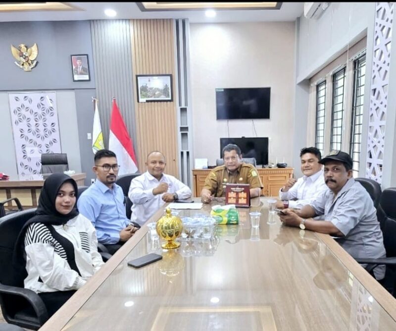 Sekda Aceh Besar Bahrul Jamil, S.Sos., M.Si., menerima audiensi pengurus SMSI Aceh Besar di ruang kerjanya, Kota Jantho, Selasa (15/9/2026). Foto: Dok. SMSI Aceh Besar