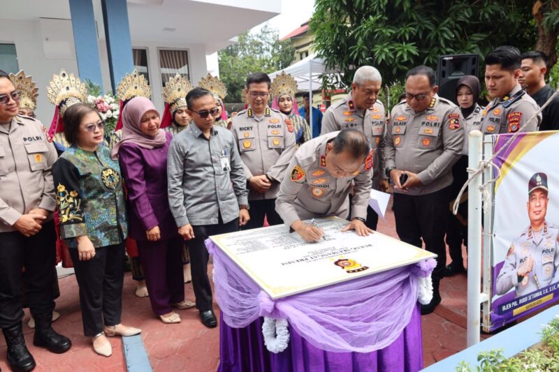 Kapolda Aceh Irjen Pol. Ruddi Setiawan saat meresmikan Gedung Rueng Seumangat Presisi Polda Aceh yang ditandai dengan penandatanganan prasasti, Rabu (16/9/2026). Foto: Dok. Istimewa 