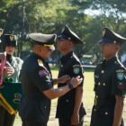 Kasdam IM Brigjen TNI Dwi Sasongko menyematkan tanda pangkat kepada salah satu prajurit Tamtama yang baru dilantik usai menyelesaikan Dikmata Infanteri TNI AD Gelombang II TA 2026 di Rindam Iskandar Muda, Aceh Besar, Rabu (9/9/2026). Foto: Dok. Istimewa