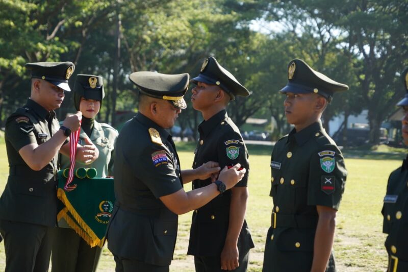 Kasdam IM Brigjen TNI Dwi Sasongko menyematkan tanda pangkat kepada salah satu prajurit Tamtama yang baru dilantik usai menyelesaikan Dikmata Infanteri TNI AD Gelombang II TA 2026 di Rindam Iskandar Muda, Aceh Besar, Rabu (9/9/2026). Foto: Dok. Istimewa 