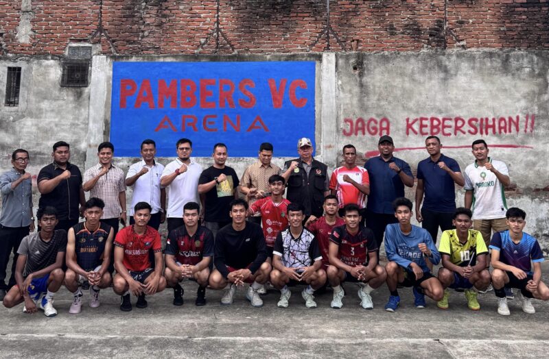 Ketua Umum KONI Kota Banda Aceh Heri Julius bersama Koordinator Tim Hendri Mustaqim dan jajaran tim berfoto bersama usai meninjau persiapan atlet voli Banda Aceh menghadapi Prapora 2026 di Jantho, Aceh Besar, Jumat (4/9/2026). Foto: Dok. Istimewa 